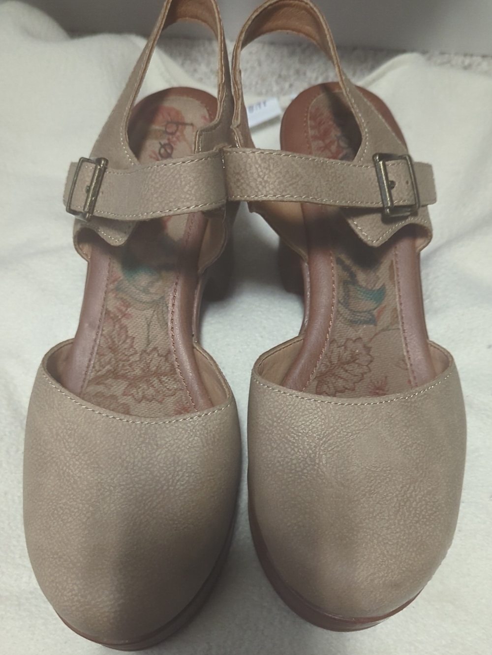 Women’s Neutral Closed-Toe Slingback Heels - Taupe